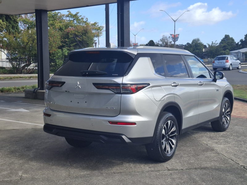 2026 Mitsubishi Outlander LS PHEV/4WD - image 4