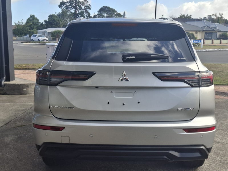 2026 Mitsubishi Outlander LS PHEV/4WD - image 5