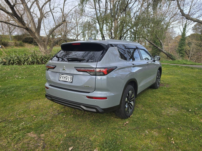 2026 Mitsubishi Outlander LS PHEV/4WD/AT image 3