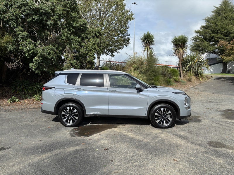 2026 Mitsubishi Outlander LS PHEV/4WD/AT AUTO P... image 3