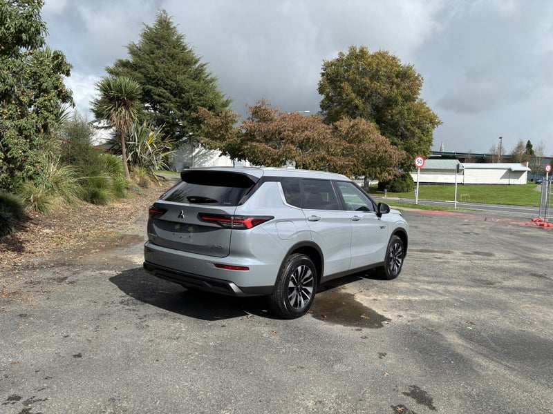 2026 Mitsubishi Outlander LS PHEV/4WD/AT AUTO P... image 5