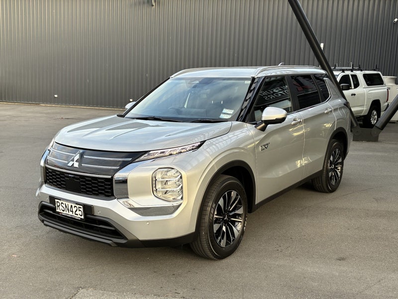 2026 Mitsubishi Outlander LS PHEV AWD image 3