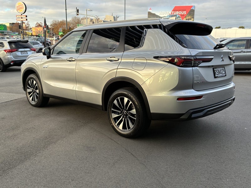 2026 Mitsubishi Outlander LS PHEV AWD image 4