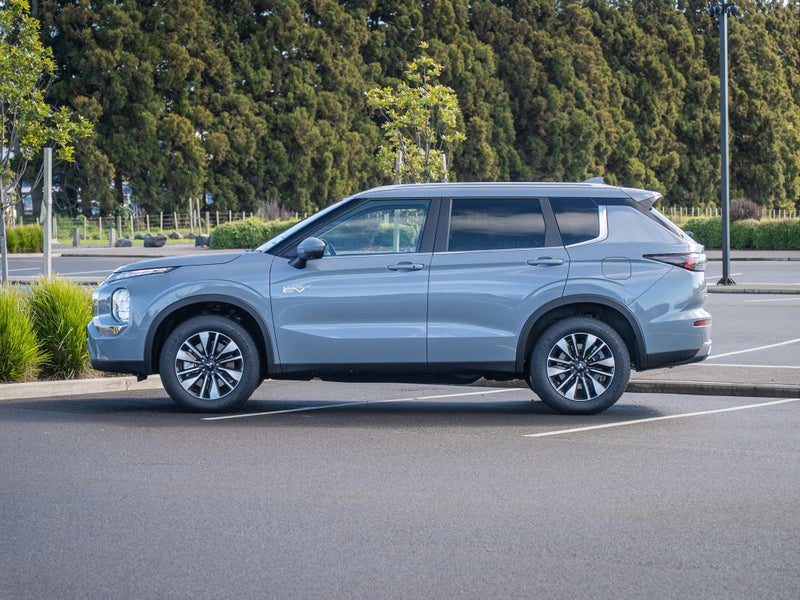 2026 Mitsubishi Outlander PHEV LS 2.4 4WD Auto image 5