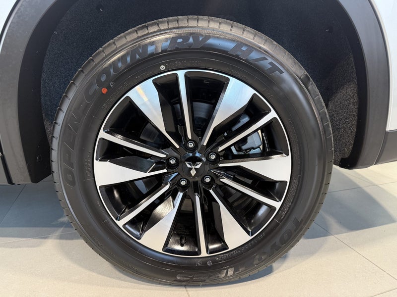 2026 Mitsubishi Outlander PHEV LS 4WD image 3