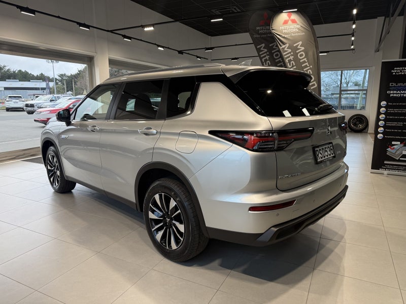 2026 Mitsubishi Outlander PHEV LS 4WD image 4
