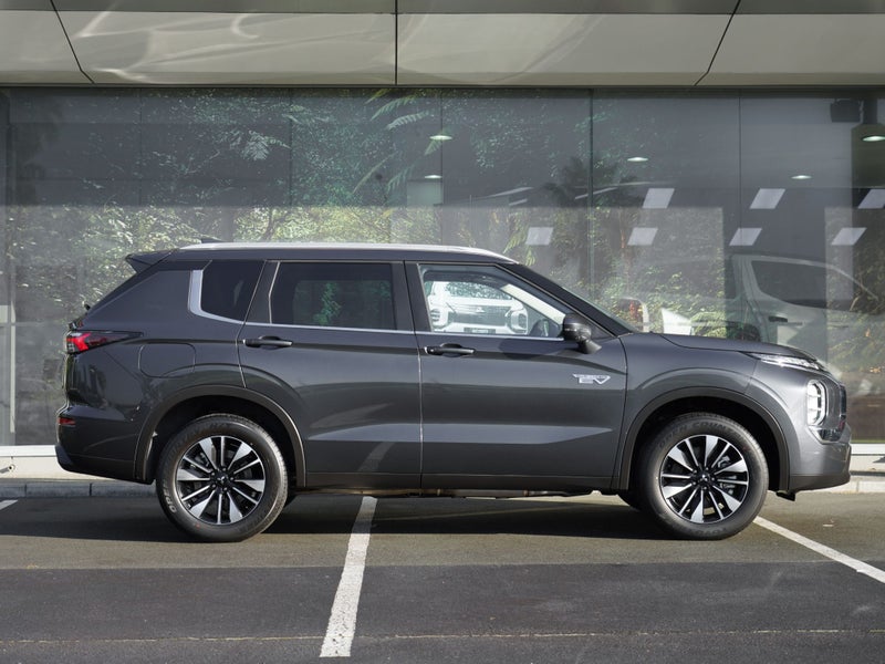 2026 Mitsubishi Outlander PHEV LS 4WD image 3