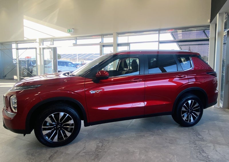 2026 Mitsubishi Outlander PHEV LS 4WD image 4