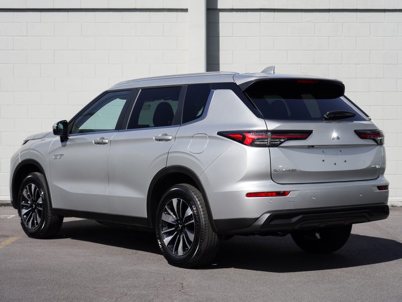 2026 Mitsubishi Outlander PHEV LS 4WD image 2