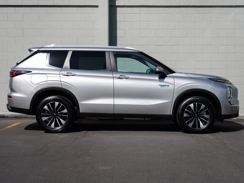 2026 Mitsubishi Outlander PHEV LS 4WD image 3