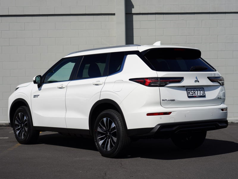 2026 Mitsubishi Outlander PHEV LS 4WD image 2