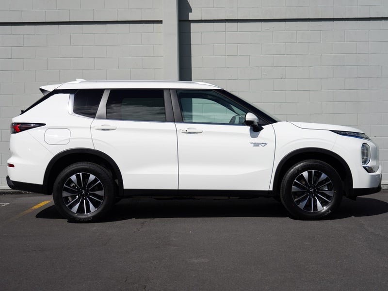 2026 Mitsubishi Outlander PHEV LS 4WD image 3