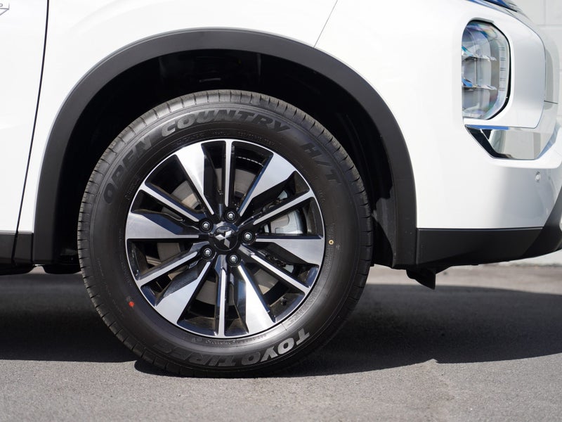 2026 Mitsubishi Outlander PHEV LS 4WD image 5