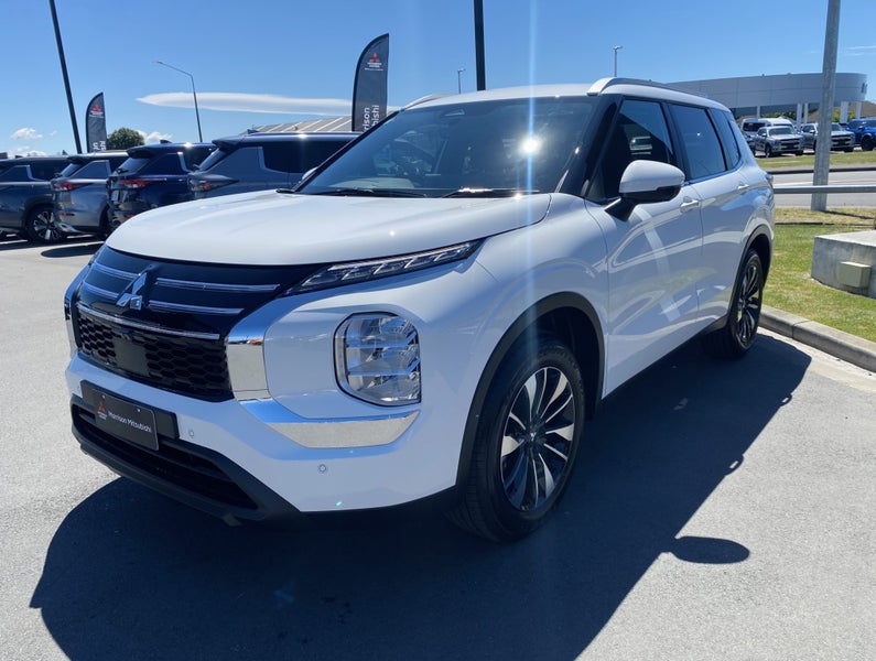 2026 Mitsubishi Outlander PHEV LS 4WD image 3