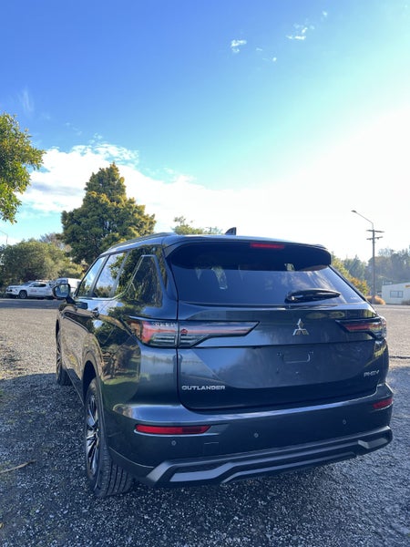 2026 Mitsubishi Outlander PHEV LS 4WD image 3