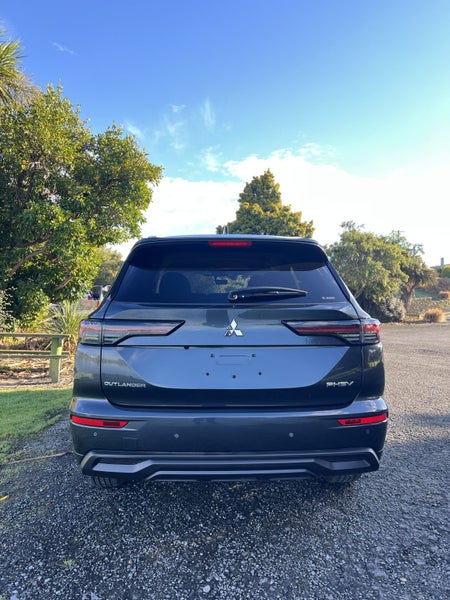 2026 Mitsubishi Outlander PHEV LS 4WD image 4