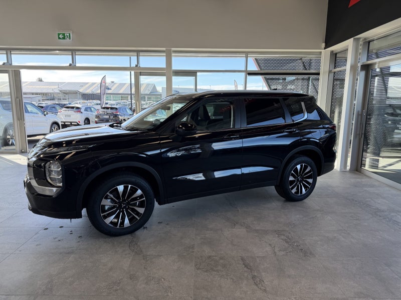 2026 Mitsubishi Outlander PHEV LS 4WD image 3