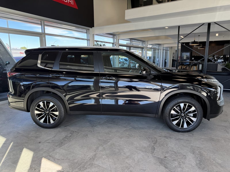 2026 Mitsubishi Outlander PHEV LS 4WD image 5