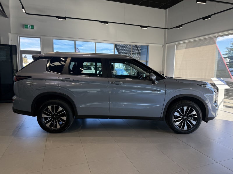 2026 Mitsubishi Outlander PHEV LS 4WD image 2