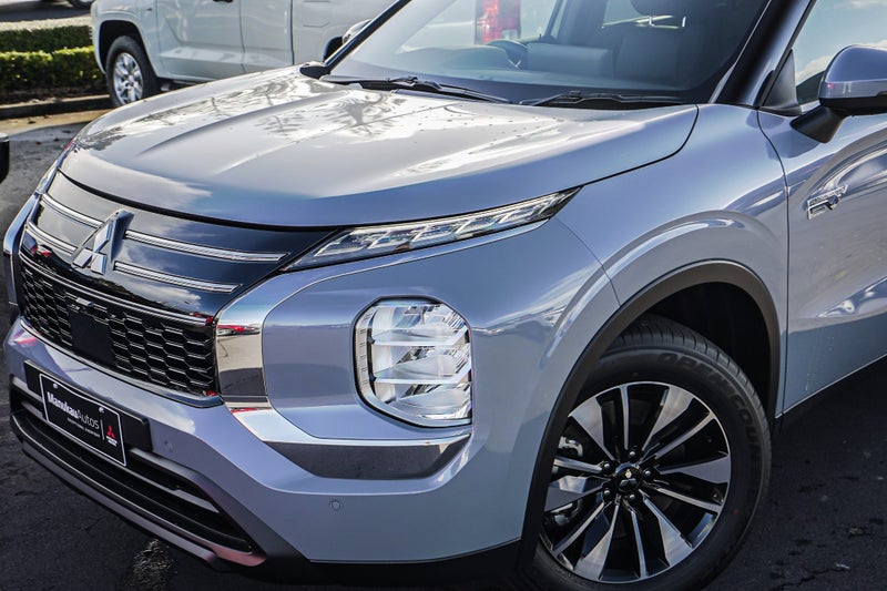 2026 Mitsubishi Outlander PHEV LS 4WD image 2