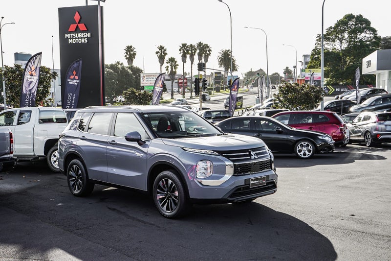 2026 Mitsubishi Outlander PHEV LS 4WD image 3
