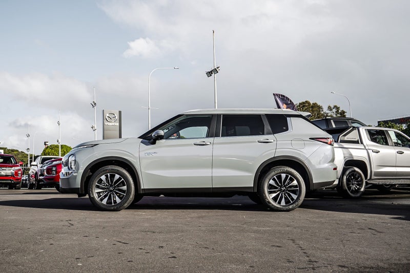 2026 Mitsubishi Outlander PHEV LS 4WD image 5