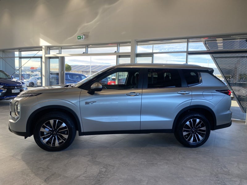 2026 Mitsubishi Outlander PHEV LS 4WD image 4