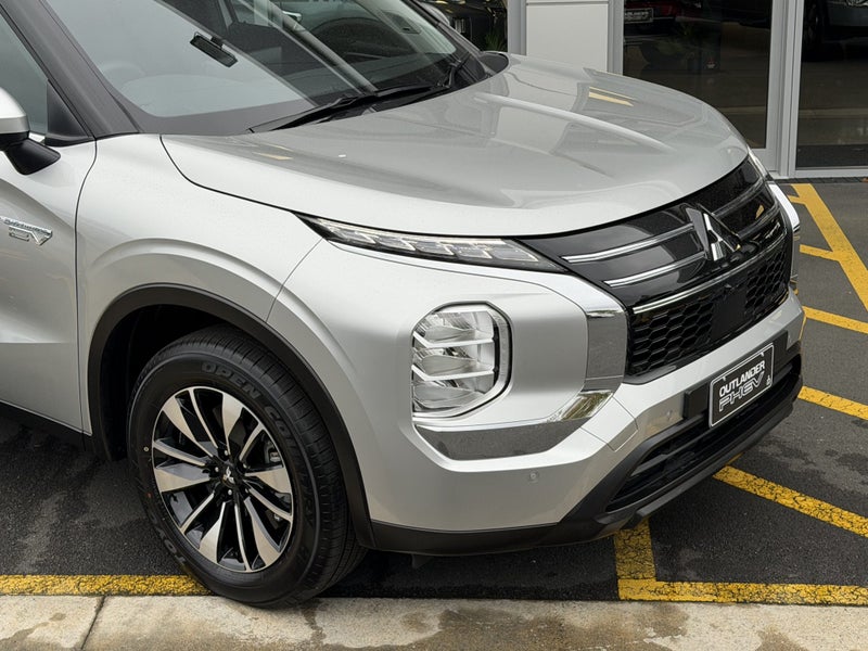 2026 Mitsubishi Outlander PHEV LS 4WD - PLUG-IN... image 2