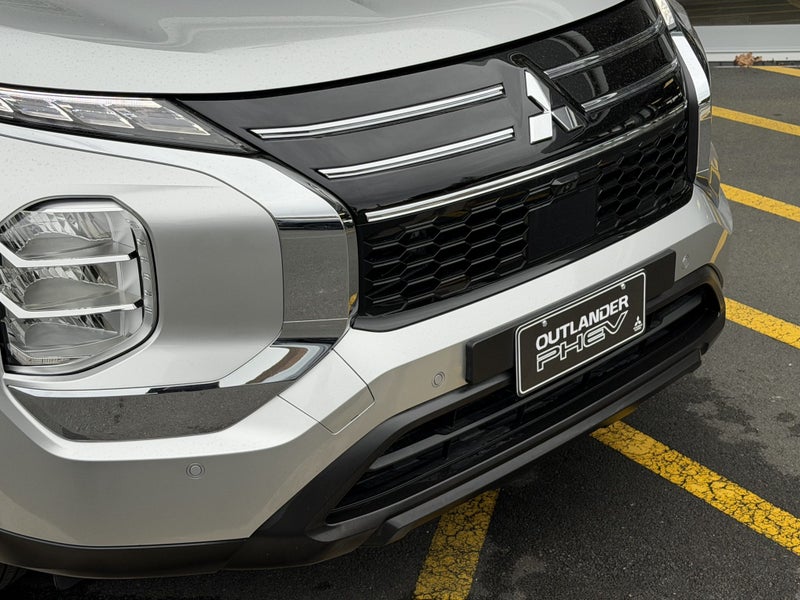 2026 Mitsubishi Outlander PHEV LS 4WD - PLUG-IN... image 3