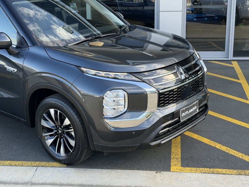 2026 Mitsubishi Outlander PHEV LS 4WD - PLUG-IN... image 3