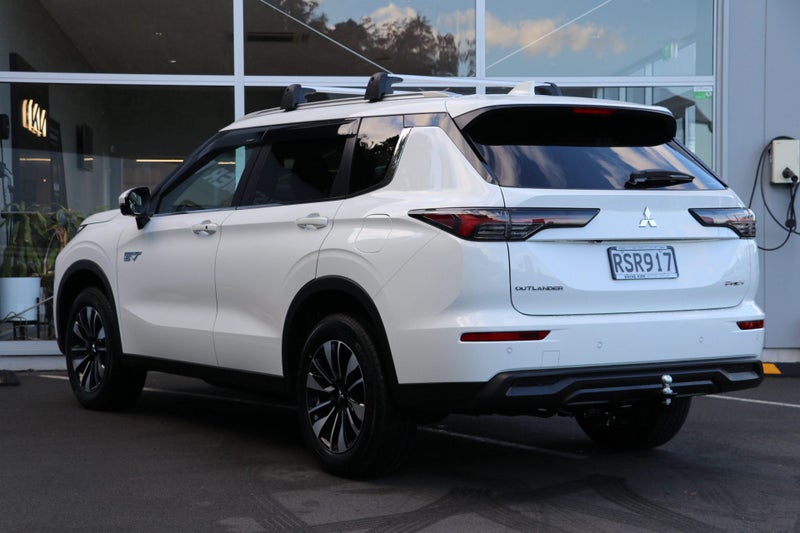 2026 Mitsubishi Outlander PHEV LS 4WD (S-AWC) image 2