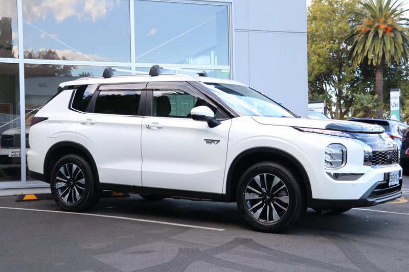 2026 Mitsubishi Outlander PHEV LS 4WD (S-AWC) image 3
