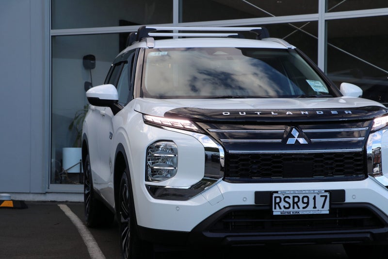 2026 Mitsubishi Outlander PHEV LS 4WD (S-AWC) image 4