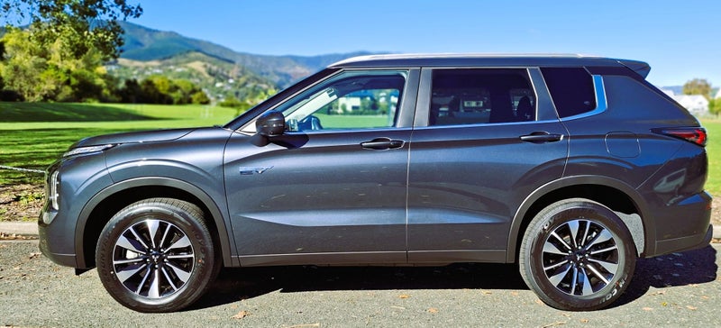 2026 Mitsubishi Outlander PHEV LS AWD - Plug In... image 4