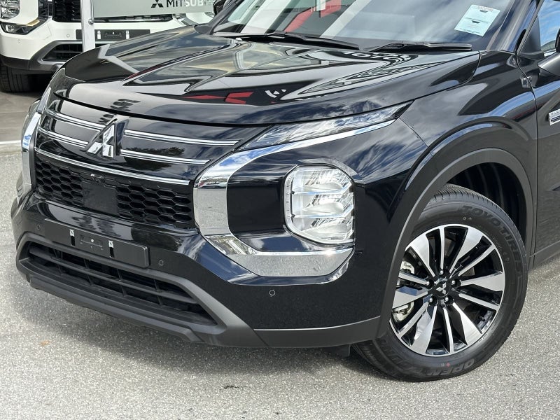 2026 Mitsubishi Outlander PHEV LS (S-AWC) image 3
