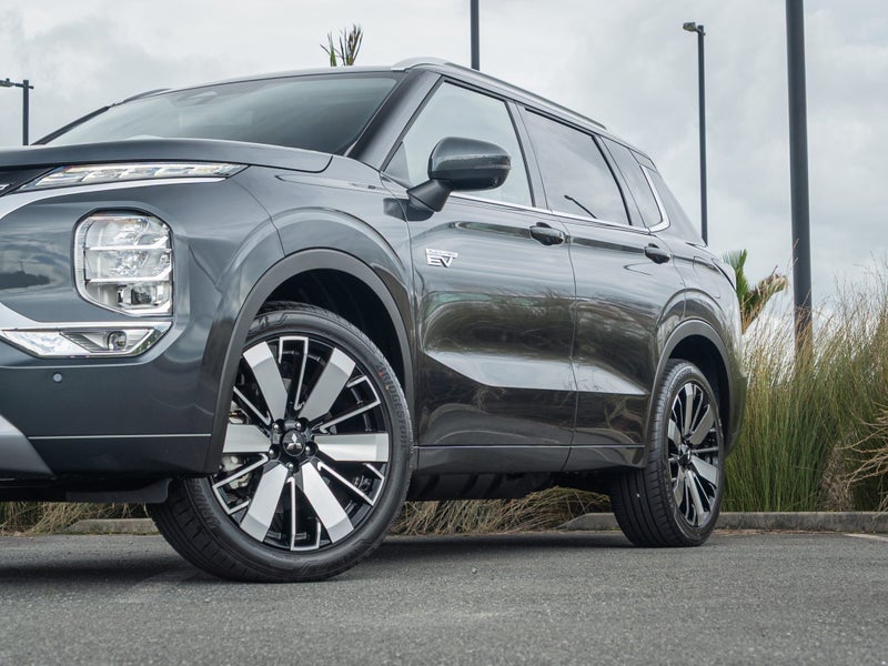 2026 Mitsubishi Outlander PHEV VRX 2.4 4WD Auto image 5