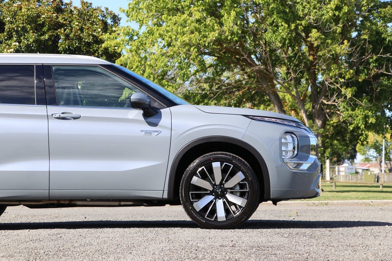 2026 Mitsubishi Outlander PHEV VRX (S-AWC) image 4