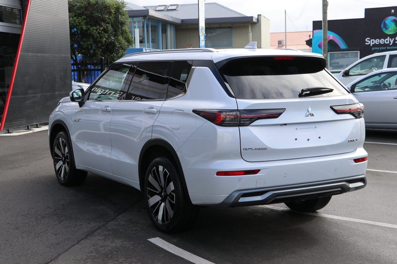 2026 Mitsubishi Outlander PHEV VRX (S-AWC) image 2