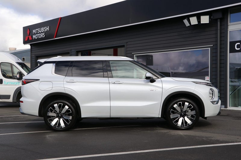 2026 Mitsubishi Outlander PHEV VRX (S-AWC) image 3
