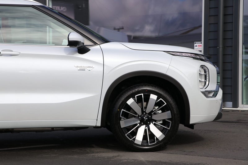 2026 Mitsubishi Outlander PHEV VRX (S-AWC) image 4