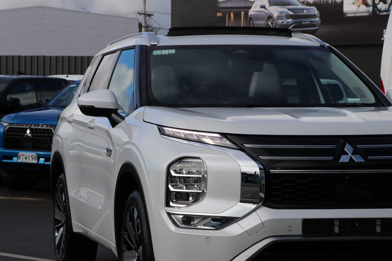 2026 Mitsubishi Outlander PHEV VRX (S-AWC) image 5