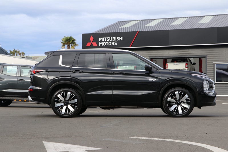 2026 Mitsubishi Outlander PHEV VRX (S-AWC) image 3