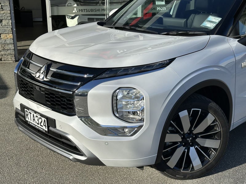 2026 Mitsubishi Outlander PHEV VRX (S-AWC) image 3