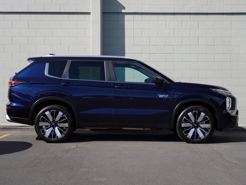 2026 Mitsubishi Outlander PHEV XLS 4WD image 3