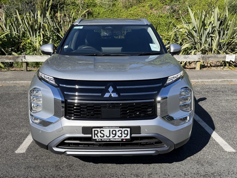 2026 Mitsubishi Outlander PHEV XLS 4WD image 3