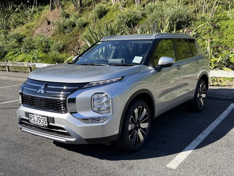 2026 Mitsubishi Outlander PHEV XLS 4WD image 4