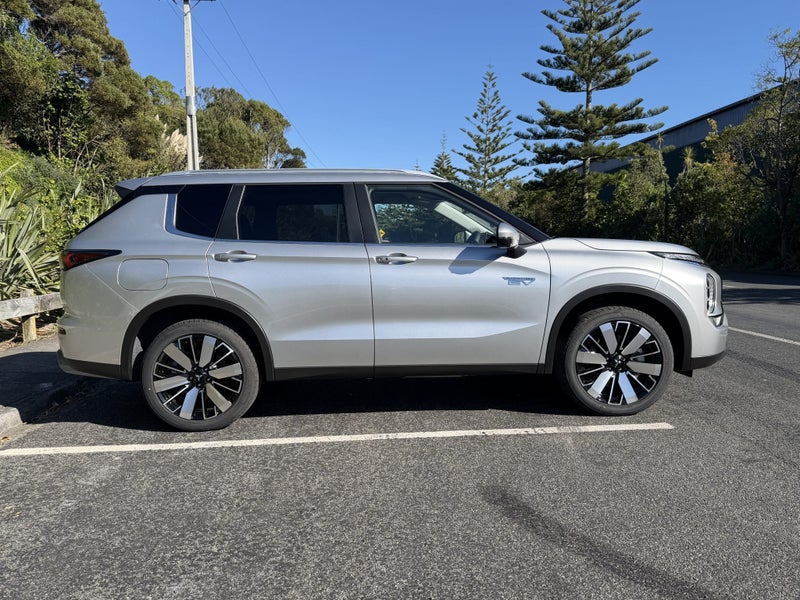 2026 Mitsubishi Outlander PHEV XLS 4WD image 5