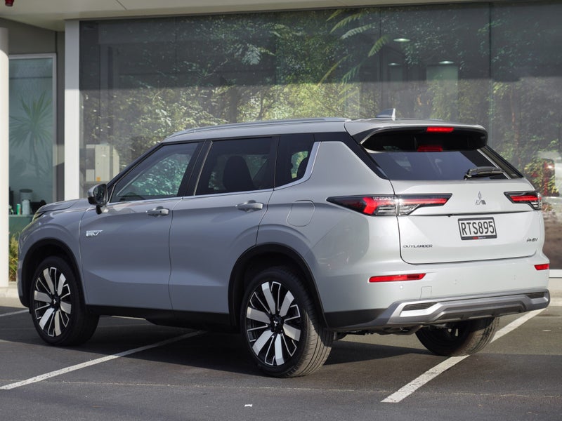 2026 Mitsubishi Outlander PHEV XLS 4WD image 2
