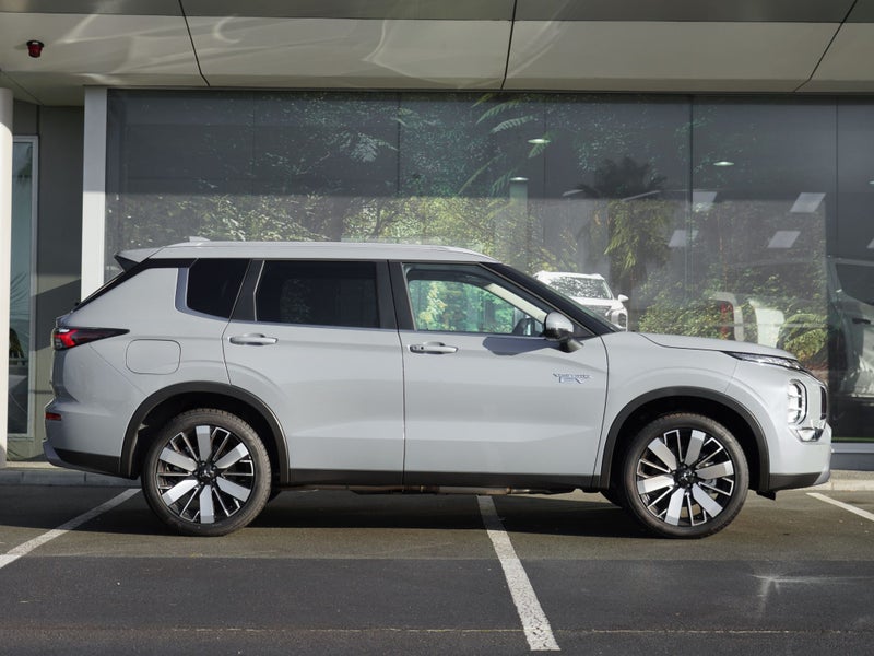 2026 Mitsubishi Outlander PHEV XLS 4WD image 3