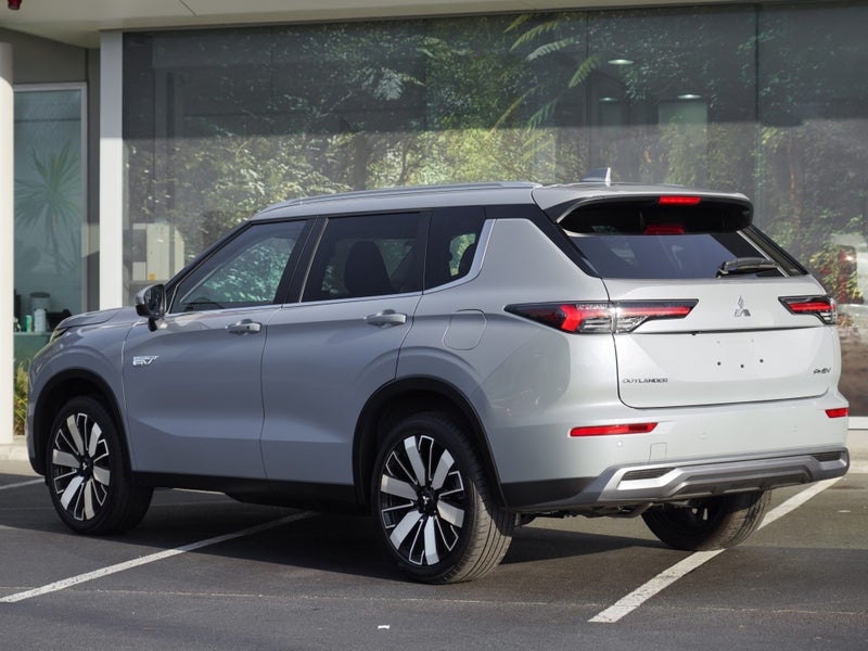 2026 Mitsubishi Outlander PHEV XLS 4WD image 2